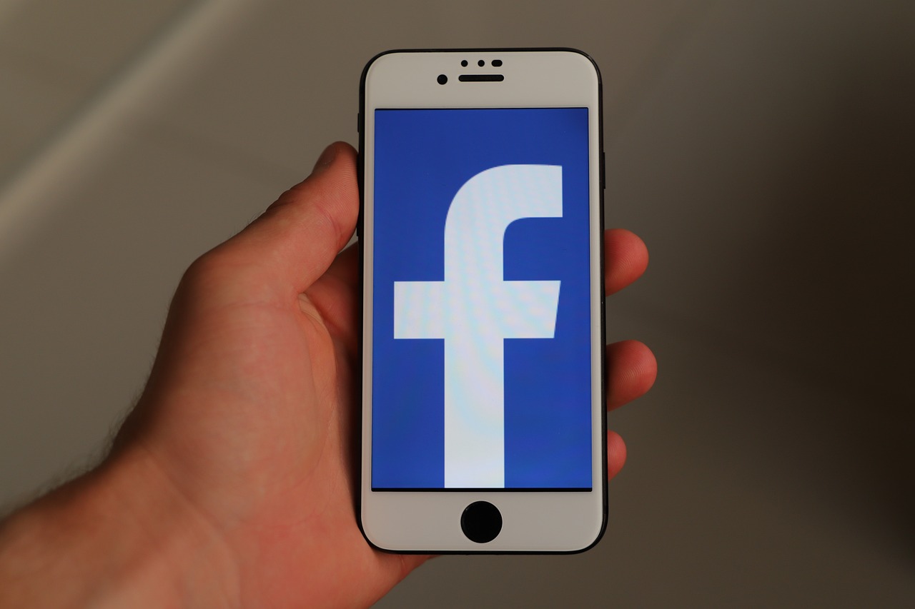 Balancing Social Relationships and Online Security